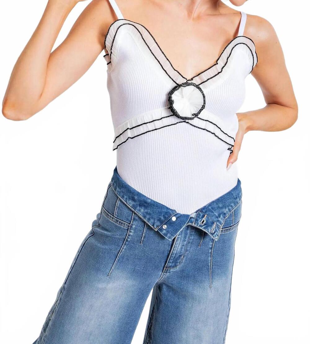 NEW EASEL delicate detail flower top in white